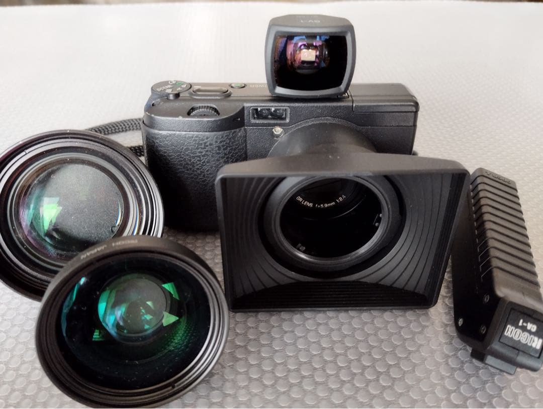 ゆ*離様 値下げしました！　RICOH GR カメラセット リコー、40mm相当F2.8のAPS-Cコンパクト「GR IIIx」。13万円前後