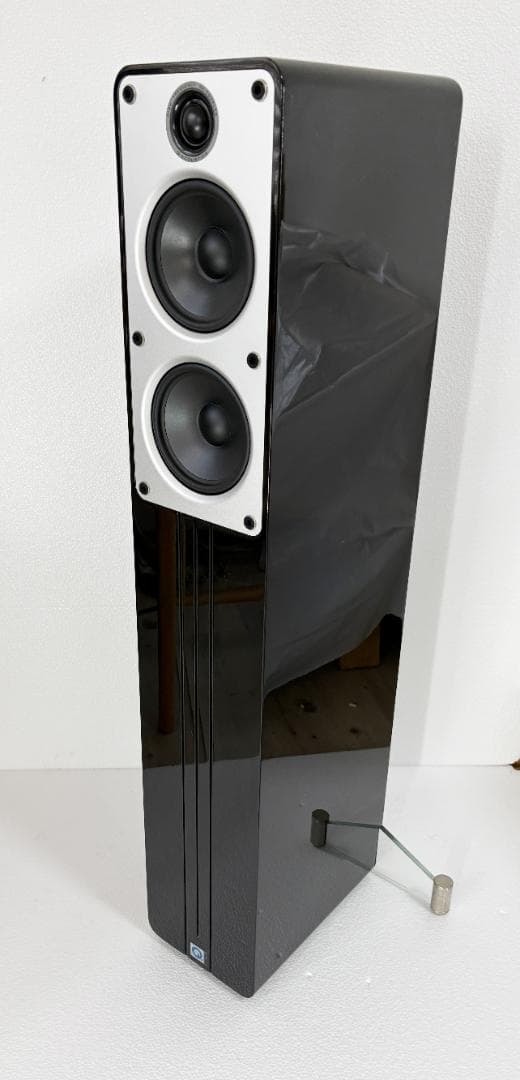 Q Acoustics Concept 40J　ペア Q ACOUSTICS Concept 40: Shiny Happy Speakers Holding Hands - The
