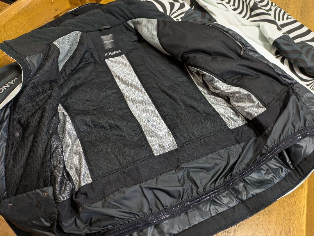 2024 オンヨネ ONYONE ゼブラ柄 スキーウェア上下 サイズO - メルカリ