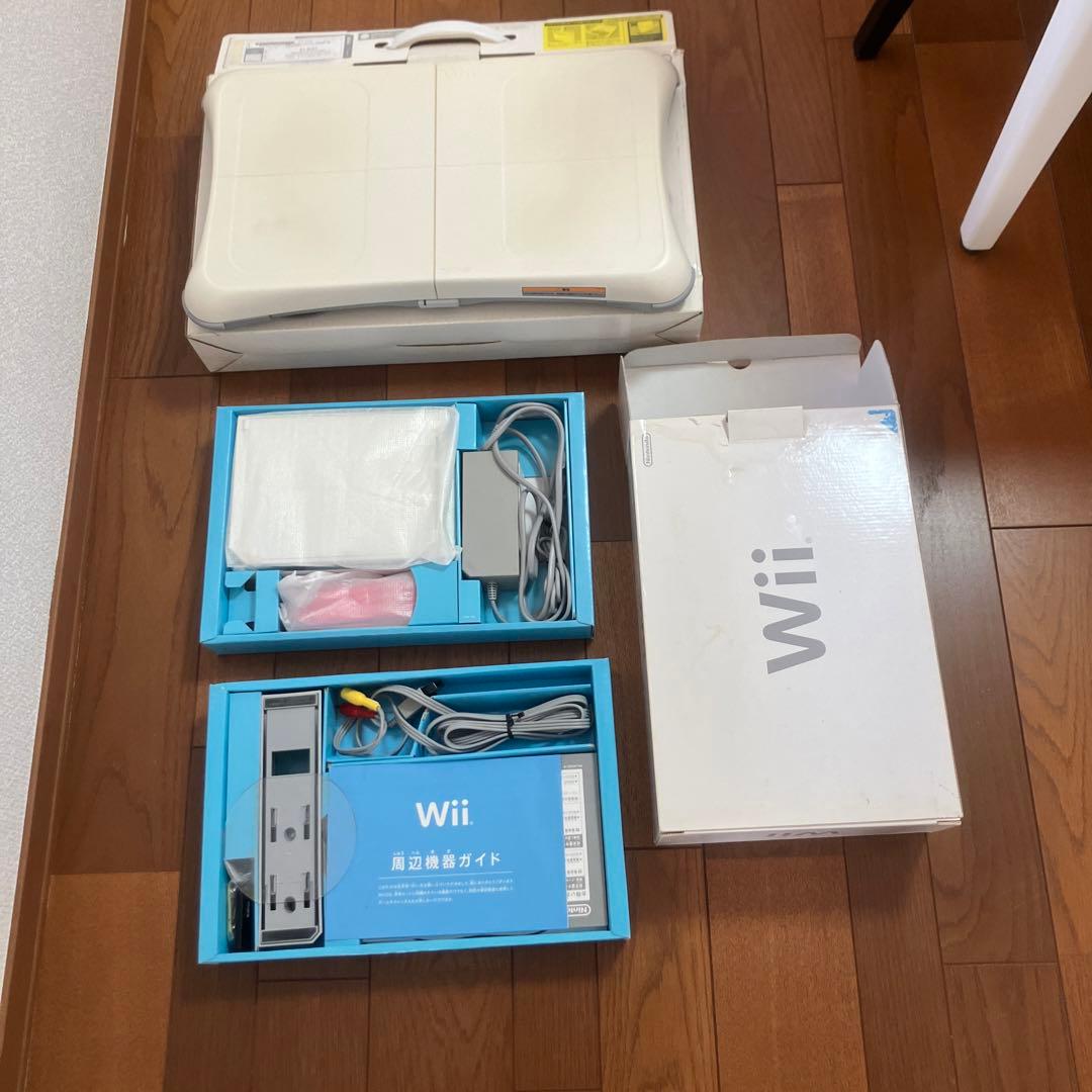 美品！ニンテンドー Wii  とWiiFitのセット Amazon.com: Wii Console and Wii Fit Plus Bundle : Video Games