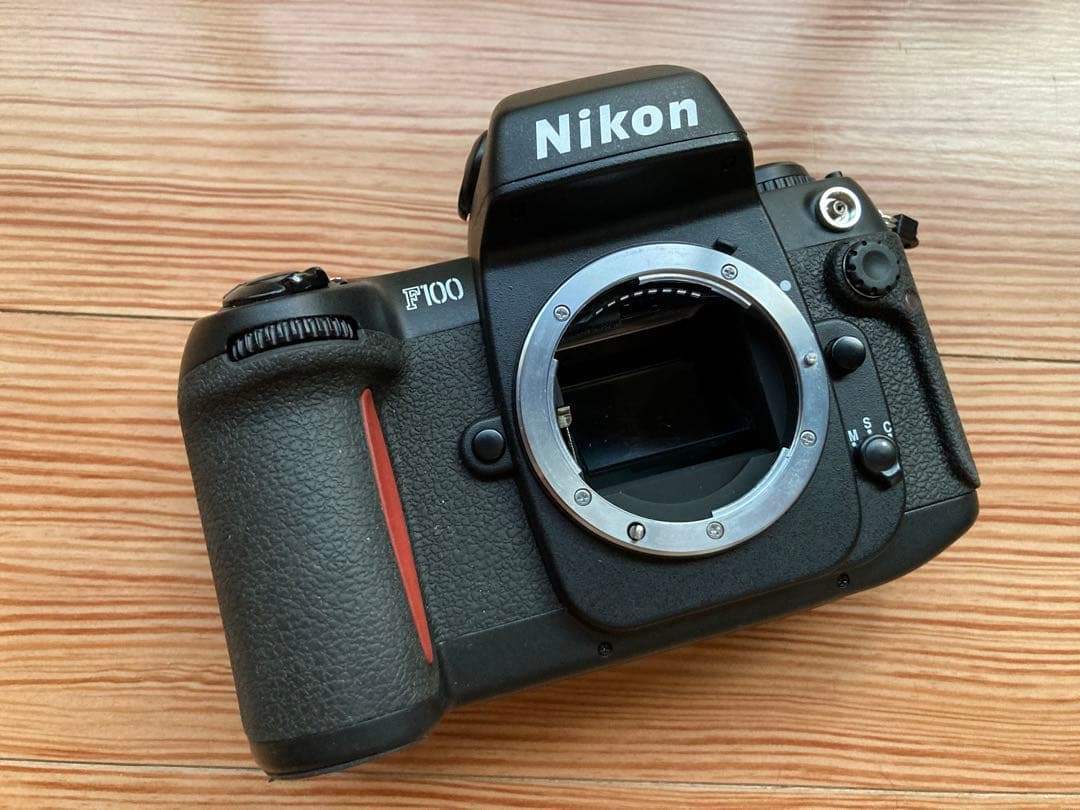 Nikon ニコンF100 Nikon F100／コンパクトなボディに高性能を詰め込んだF5の弟分