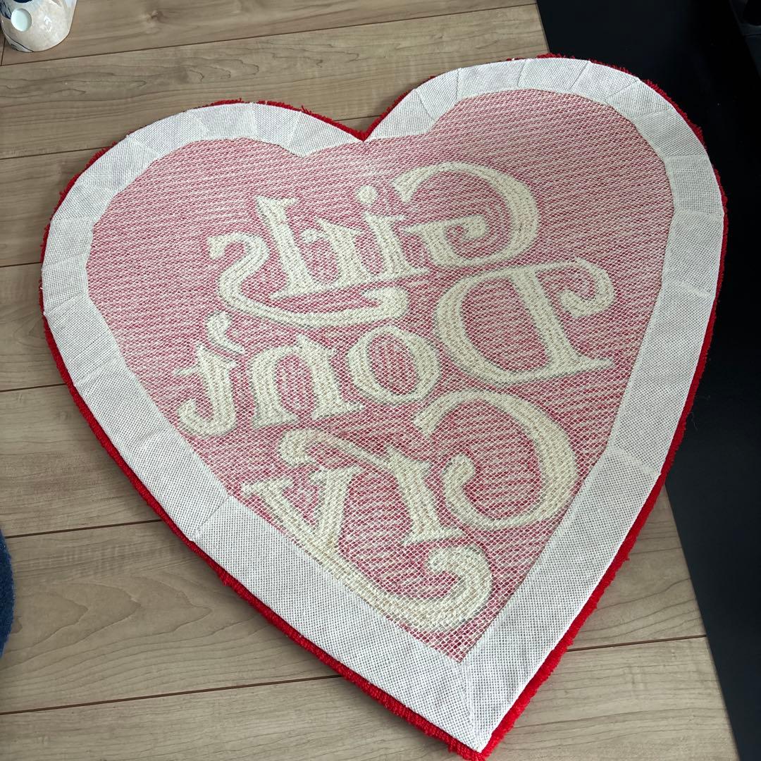 Girls Don't Cry ハート型ラグ - メルカリ