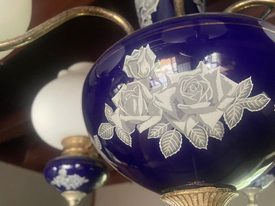 5灯シャンデリア 紺色 花柄装飾 シャンデリア ライト