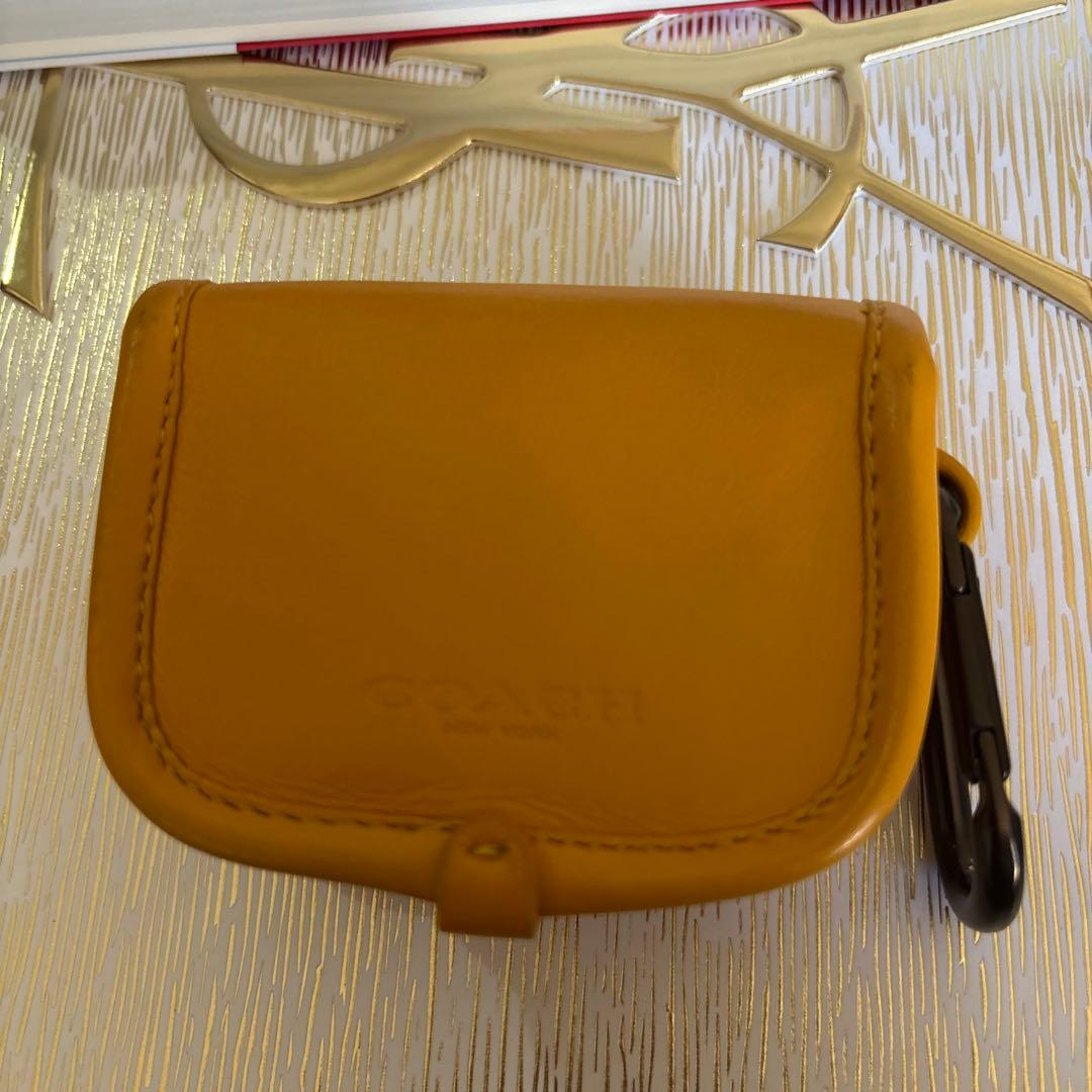 COACH Airpodsケース ヘリテージターンロック カラビナ付き