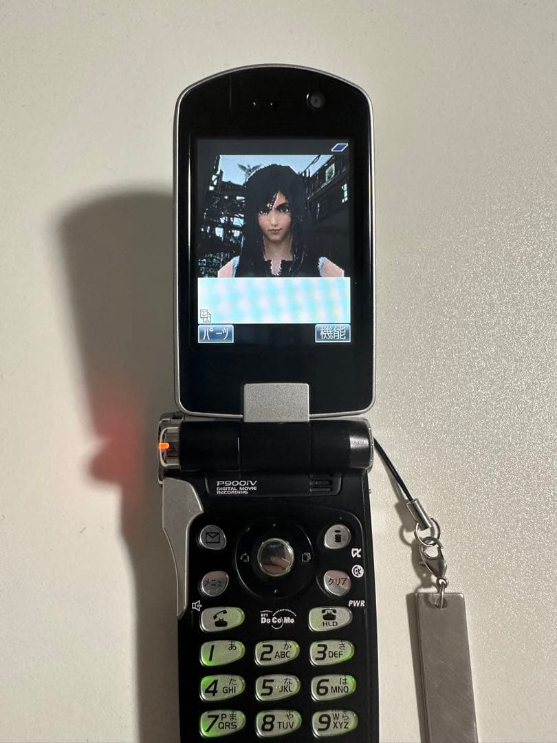 美品FOMA P900iV 携帯電話 クラウド ブラック アドベントチルドレン