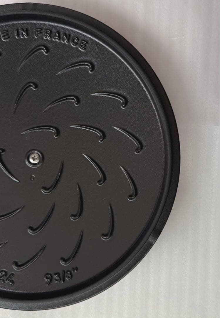 新品☆ストウブ スノークリスタル ココット 24cm レッド クリスマス