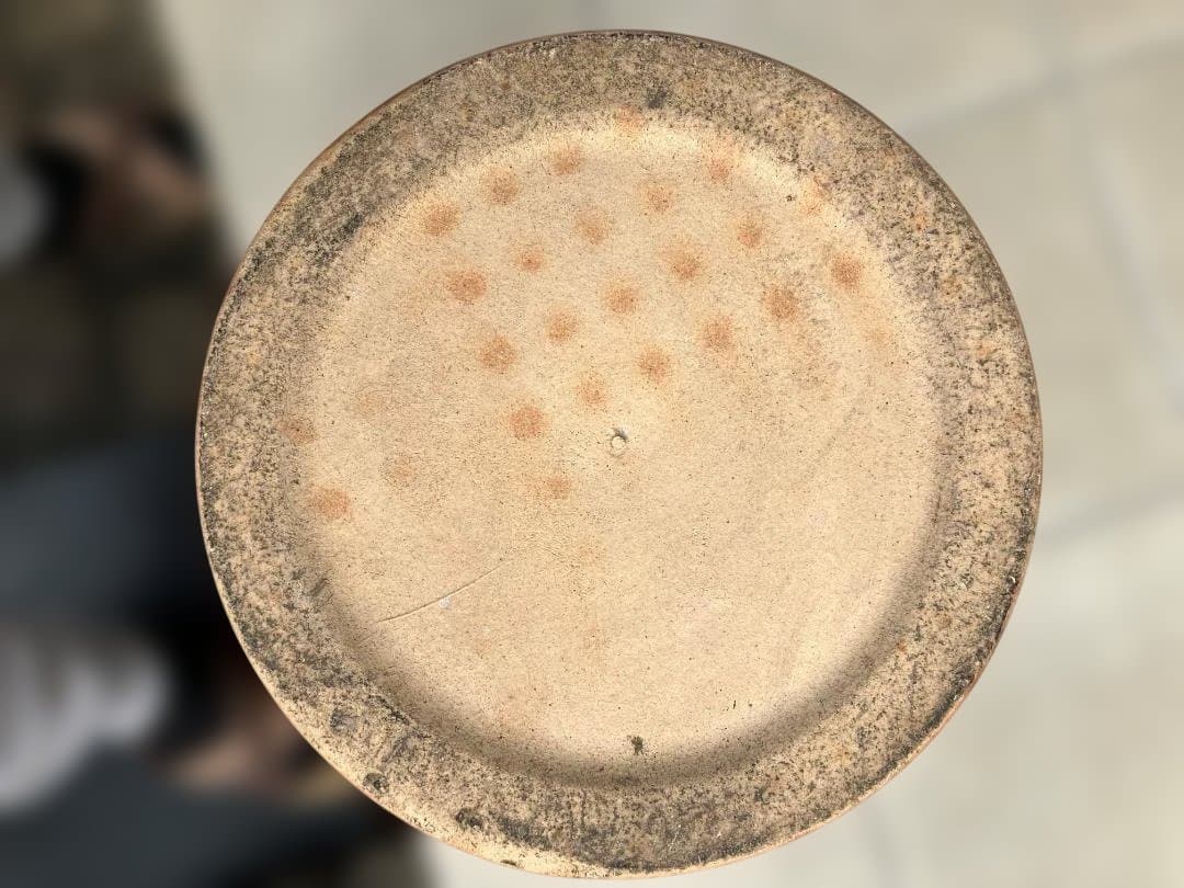 土と炎が織りなす芸術〝わびさび〟の趣を今に伝えている穴あき傘立て 重厚な陶器製