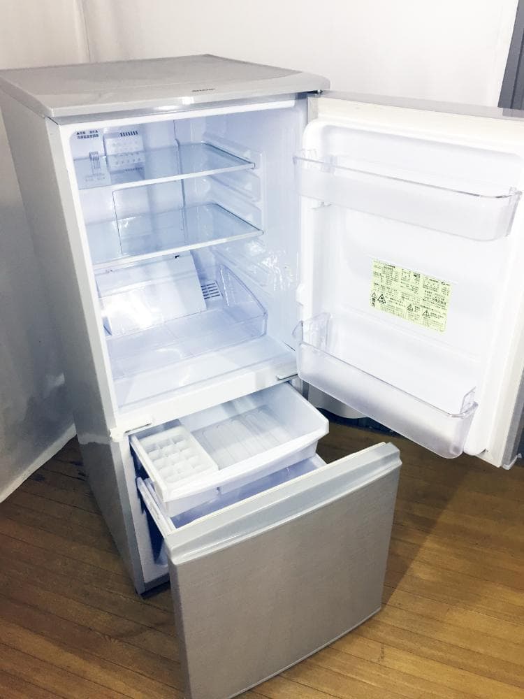 玄関前☆2019年中古☆SHARP 137L 2ドア 冷蔵庫【SJ-14E-S】 - メルカリ