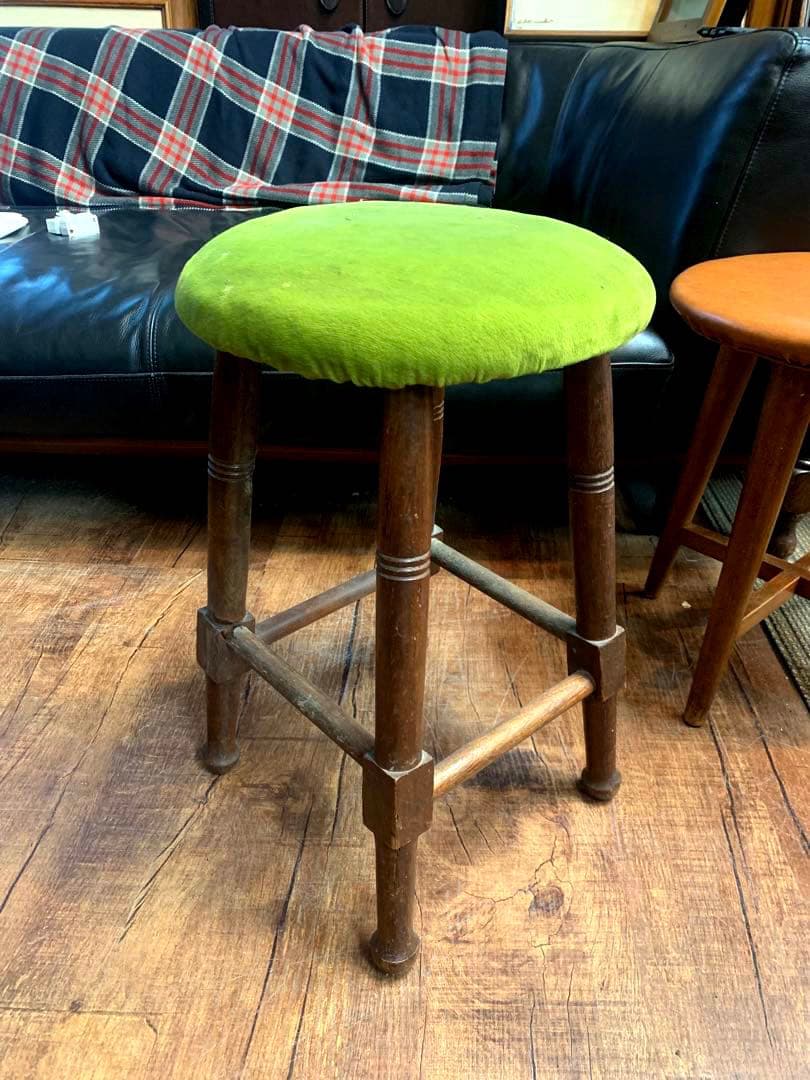 ヴィンテージグリーンモケット丸椅子 丸椅子 布張り座面 木製脚 スツール グリーン スタッキング可能 YK