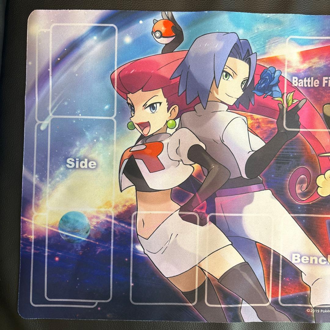 ロケット団 ラバープレイマット ムサシとコジロウ ニャース - メルカリ