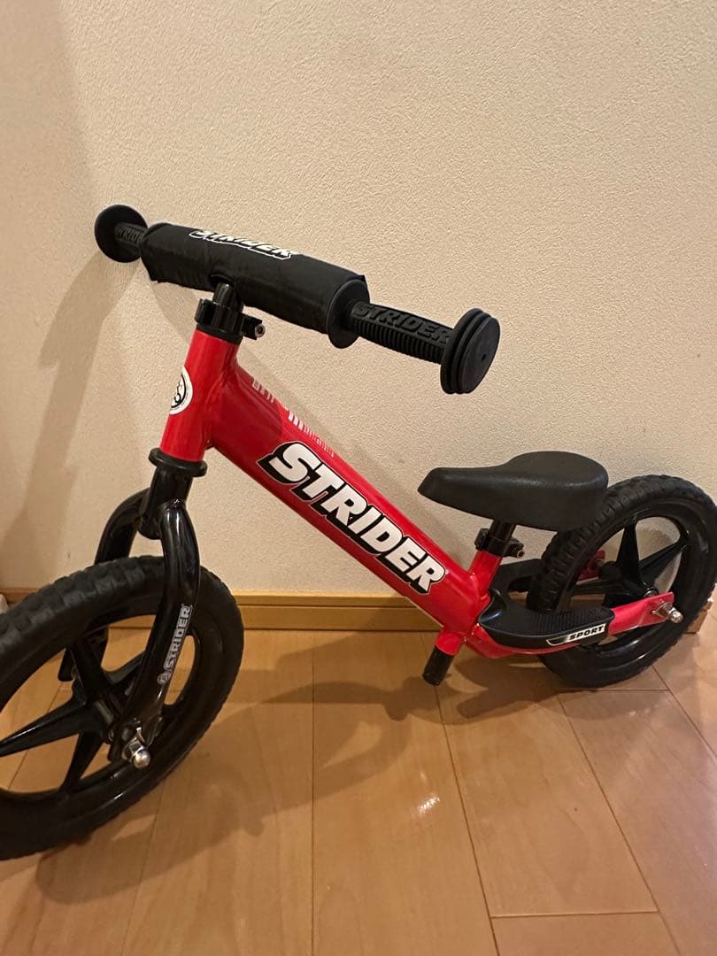 美品　STRIDER ストライダー　12インチ　赤 Amazon.co.jp: ストライダー スポーツモデル (STRIDER Sport) 12インチ