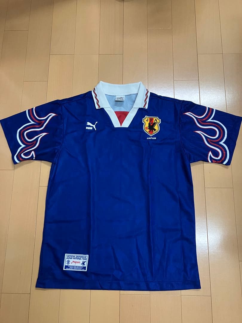 サッカー　日本代表　当時　ユニフォーム　Jリーグ　FIFA ワールドカップ　赤炎 日本代表ユニホーム、伝説の“炎”デザインが復刻！ W杯初出場20周年を