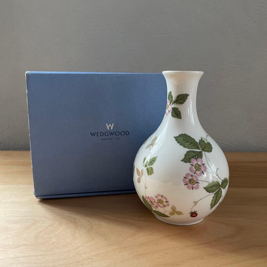 美品】ウェッジウッド ワイルドストロベリー 花瓶 一輪挿し - メルカリ