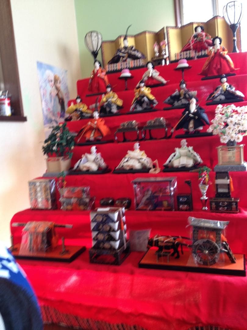 7段飾りのひな人形・大切にしていただけるお嬢様へ 雛人形の七段飾りに飾る雛道具の配置と意味は？ | 人形の東玉