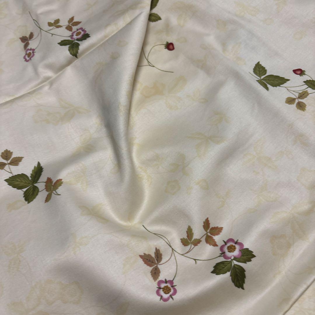 お値下げ❤️WEDGWOOD ワイルドストロベリーテーブルクロス 約130×130