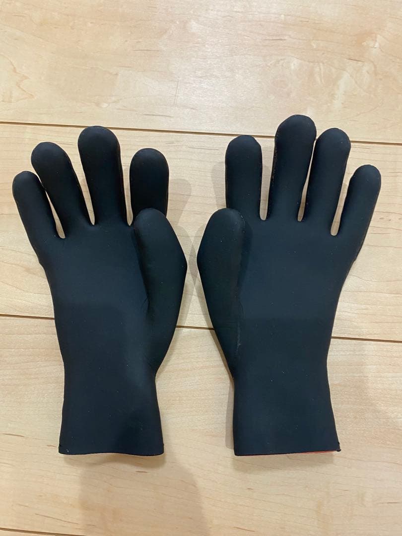 サーフエイト マグマコア グローブ極暖 S 2024 1回使用のみ‼️ - メルカリ