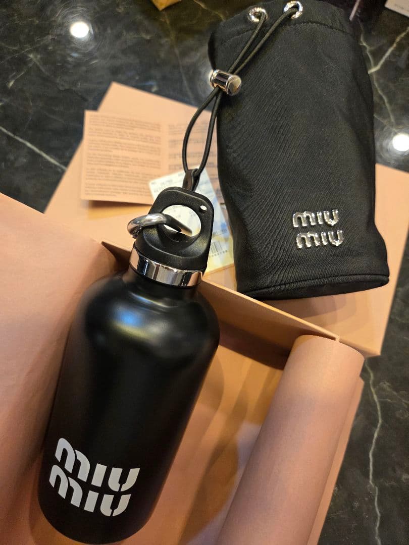 新品 miumiu ステンレスボトル 水筒＋ケース　ブラック 未使用 miumiu ステンレスボトル 非売品 水筒 - メルカリ