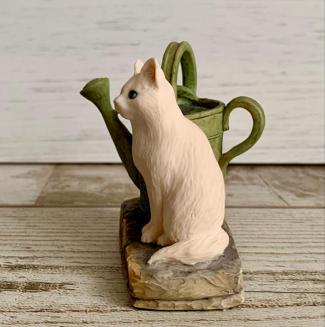 座っている白いねことじょうろ ピーターラビット ボーダーファイン
