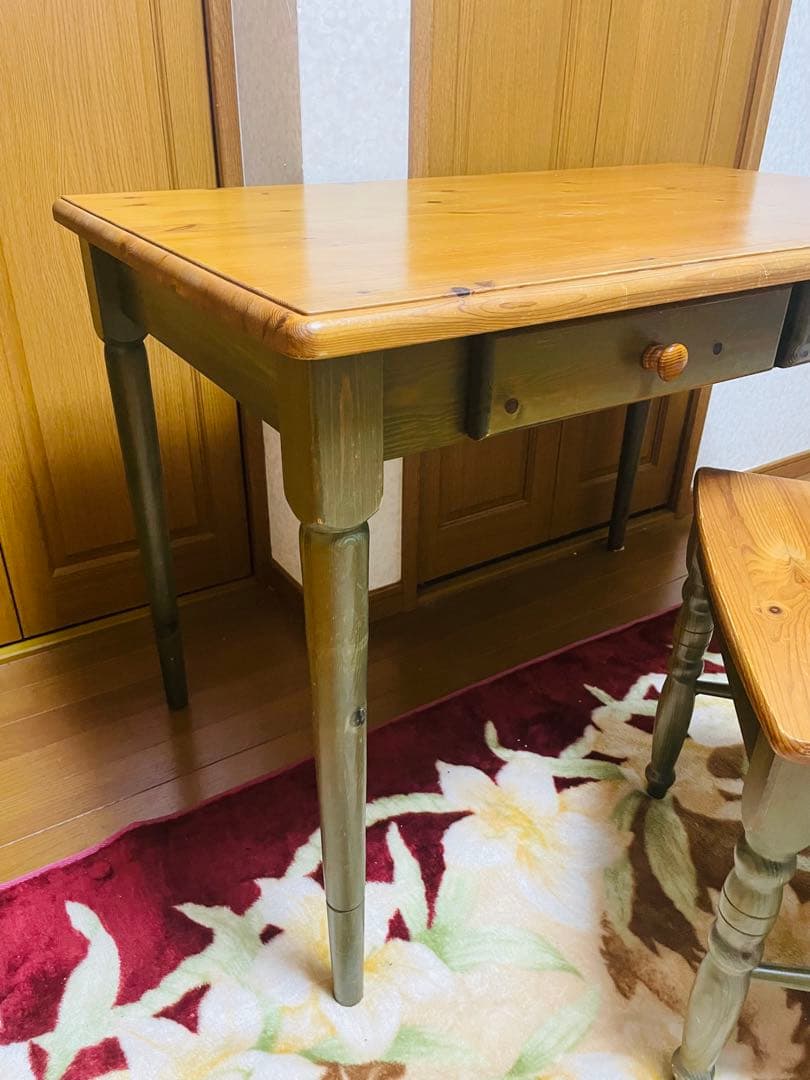 カントリー調 スェーデン製 机と椅子のセットです。 木製カントリー