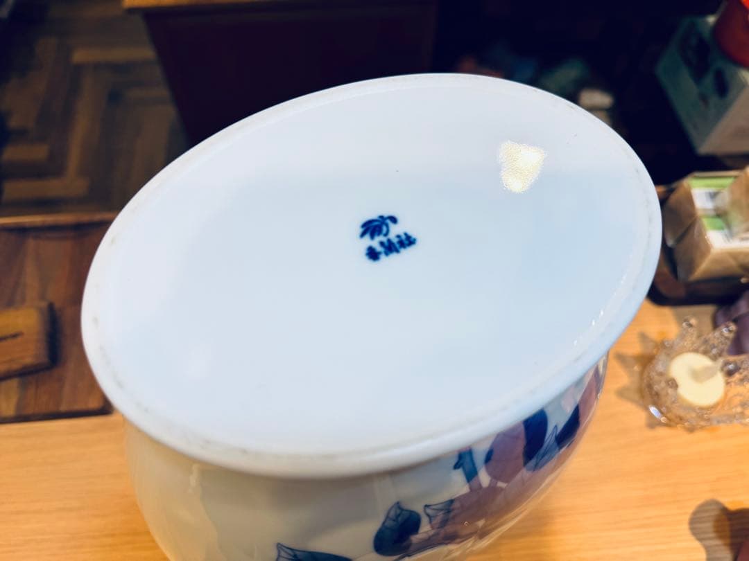 B8019【香蘭社】染付陽刻薔薇 フラワーベース 花瓶