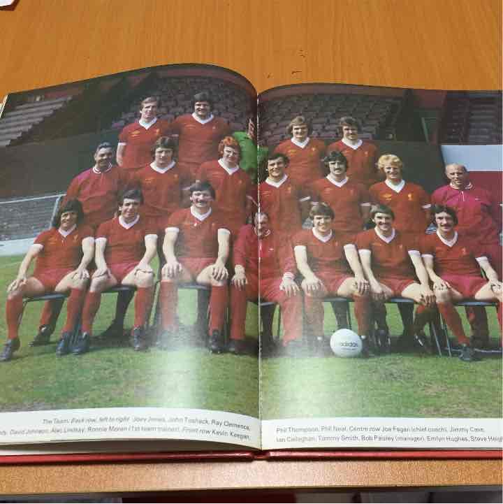 1982年にリバプールが優勝した時の記念本。 - メルカリ