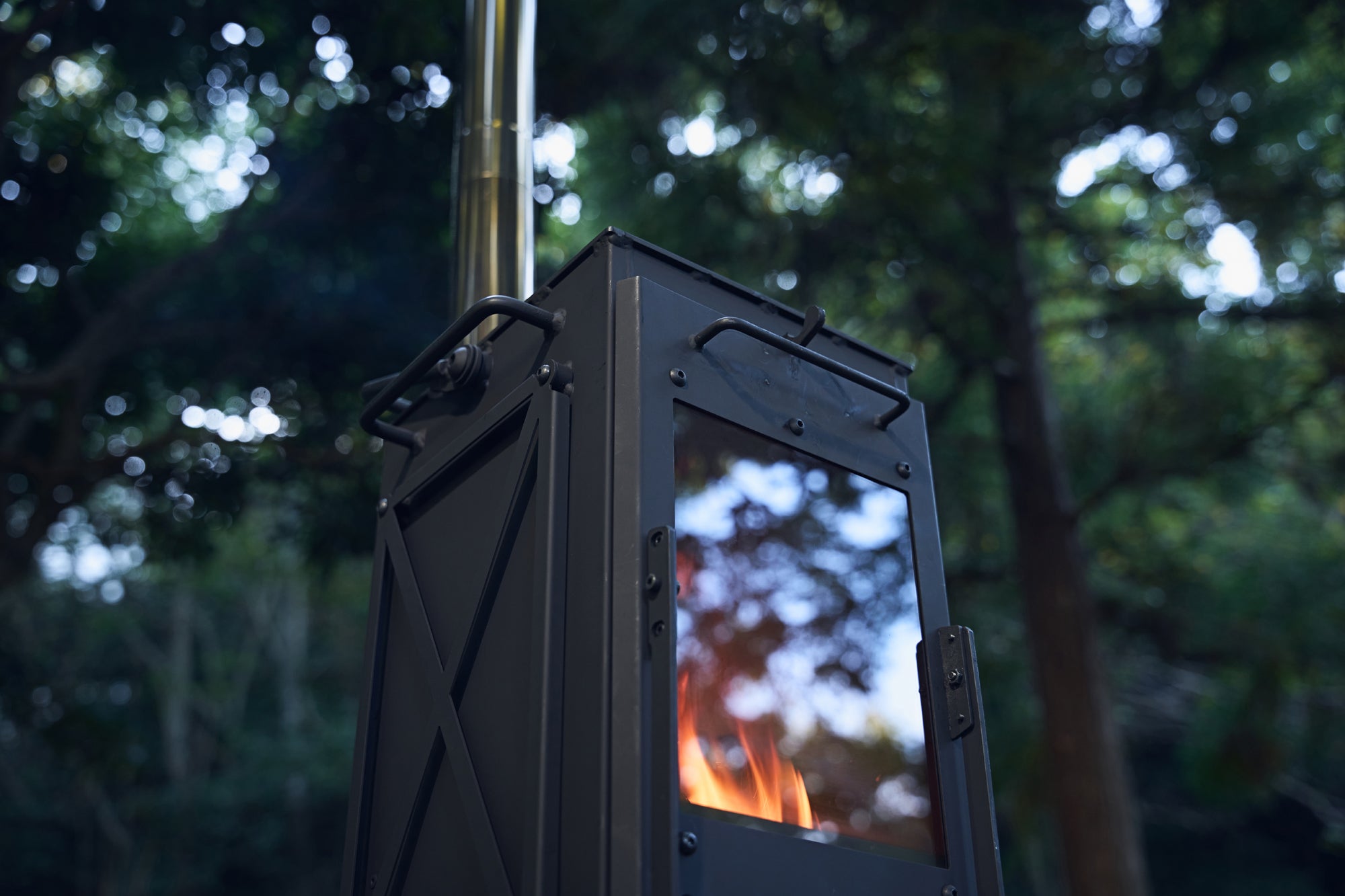 縦型のデザインと充実した機能、薪ストーブ「Flame Chest」誕生