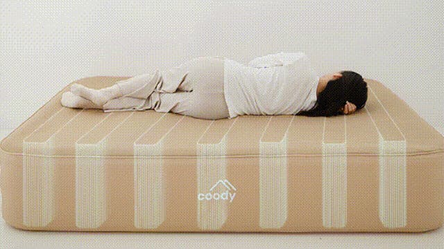 キャンプの眠りをグランピングに！coody最新エアベッド「AIRBLOCK