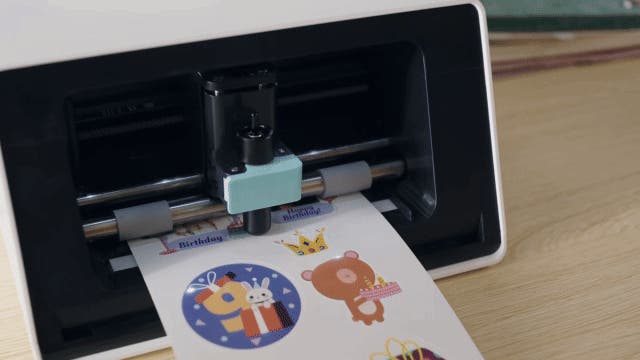 印刷・カット・ラミネートまで全自動｜Lieneフォトステッカー