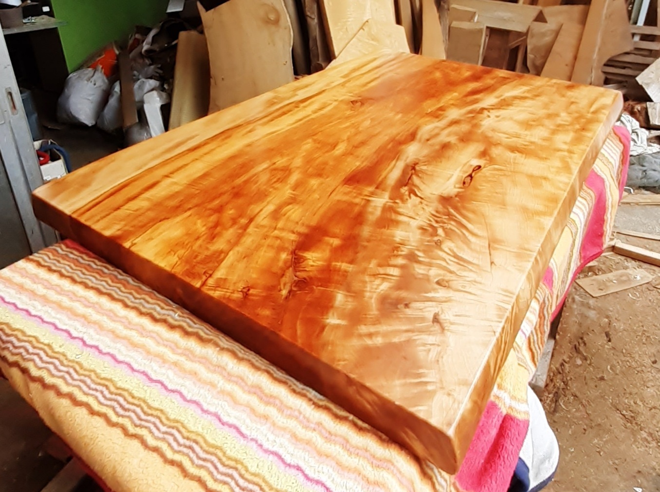 栃 ダイニングテーブル 最高級 杢 一枚板 - ONEDARI'S GALLERY | minne