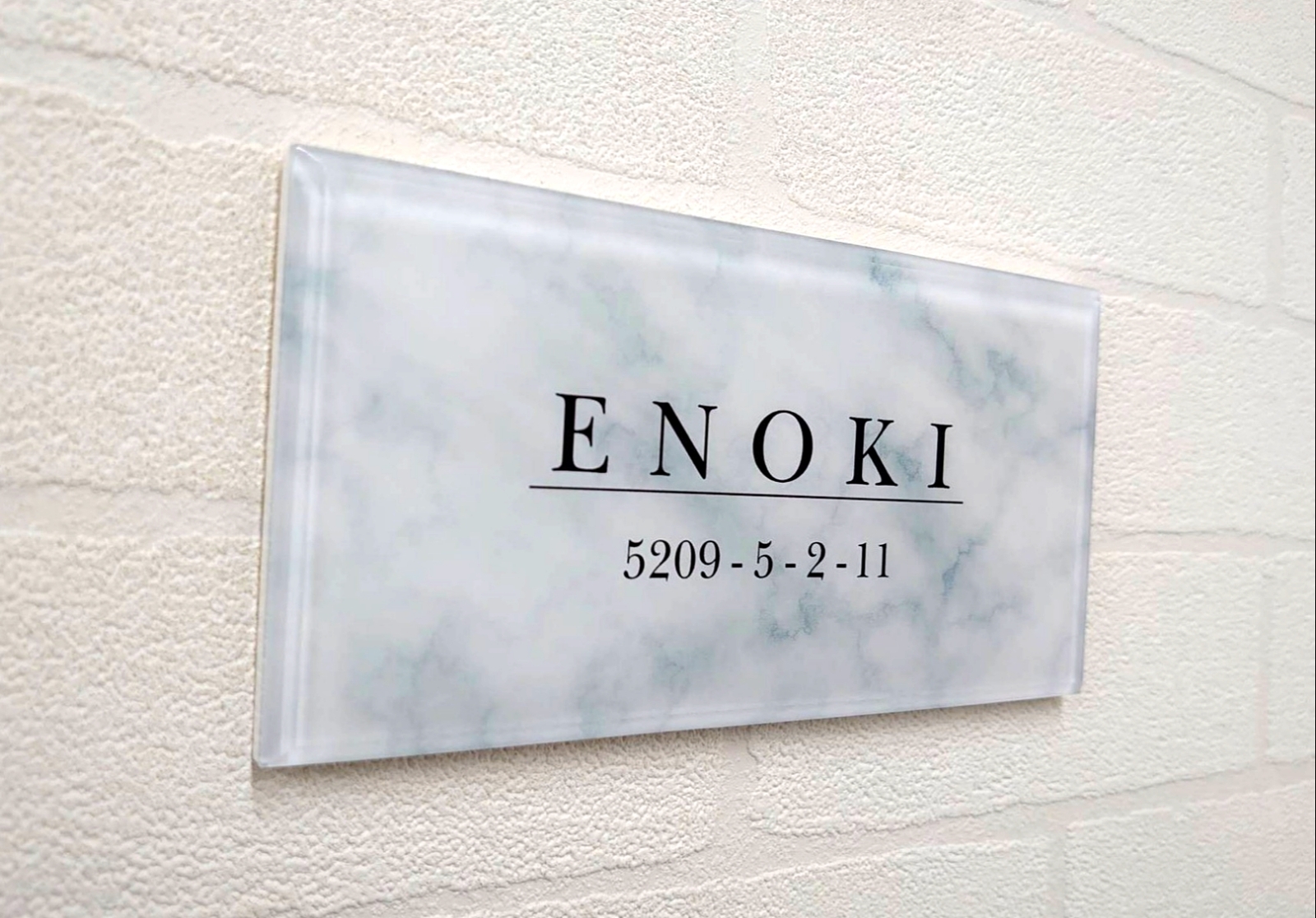 ホワイトマーブル背景のアクリル表札【屋外対応】＊透明4辺45度斜め