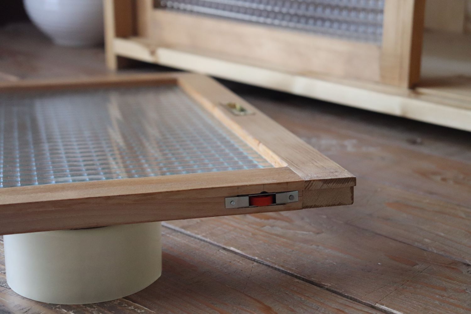 カウンター上の収納棚W70cm（サイズオーダー可）。ガラス引き戸の棚