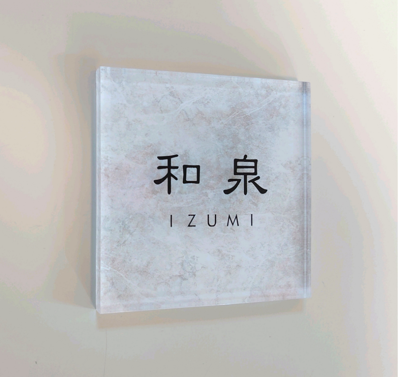 ホワイトマーブル背景のアクリル表札【屋外対応】＊透明4辺45度斜め