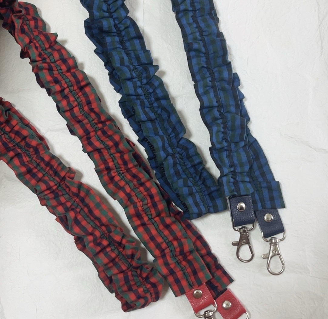 ハンドメイドチャーム付ファミリアチェック&デニムスマホストラップ