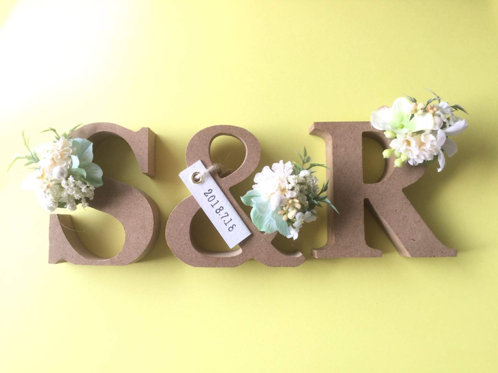 イニシャルオブジェ日付入りフラワー（ナチュラル） - SMILE©️RAFT