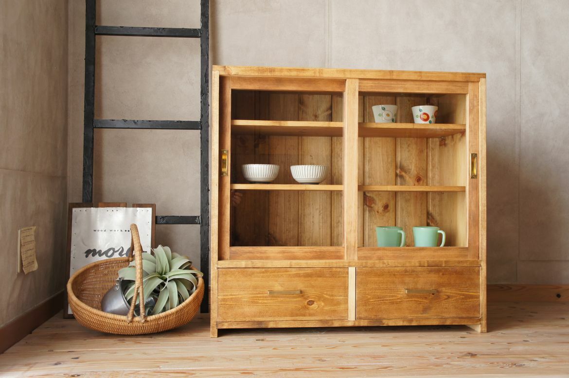 Ⅿｻｲｽﾞ、レトロな雰囲気ガラス引き戸の棚。引き戸の食器棚。昭和レトロ