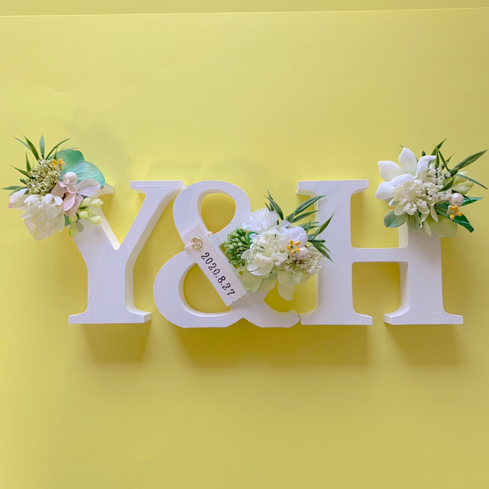 イニシャルオブジェ日付入りフラワー（ホワイト） - SMILE©️RAFT