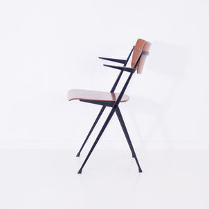 ピラミッドチェア アームレスト付 | Pyramid chair with armrest