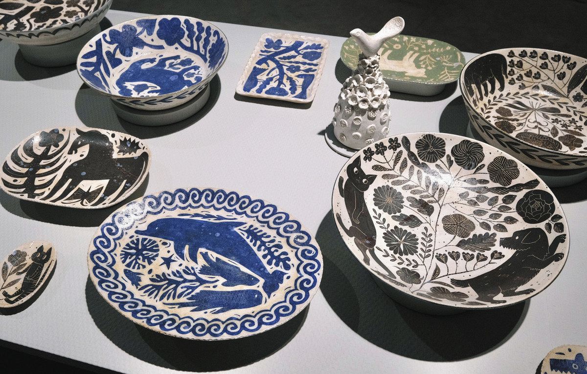 土曜訪問＞「使って楽しい」を作る 動物や草花を大胆に描いた器を制作