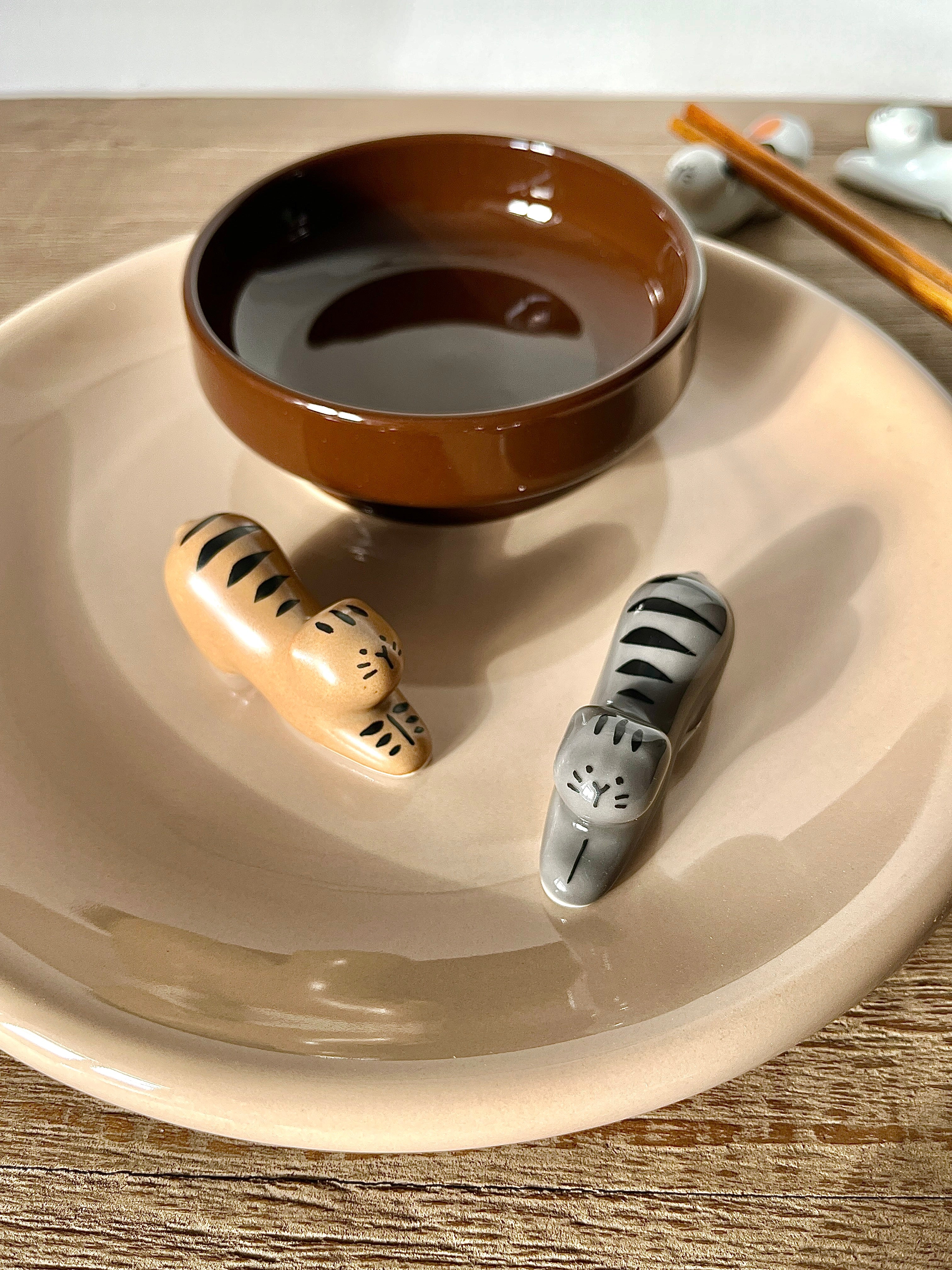 Hasami Ware Hand-Painted Cat Chopstick Rest – STH. CLAY TABLEWARE