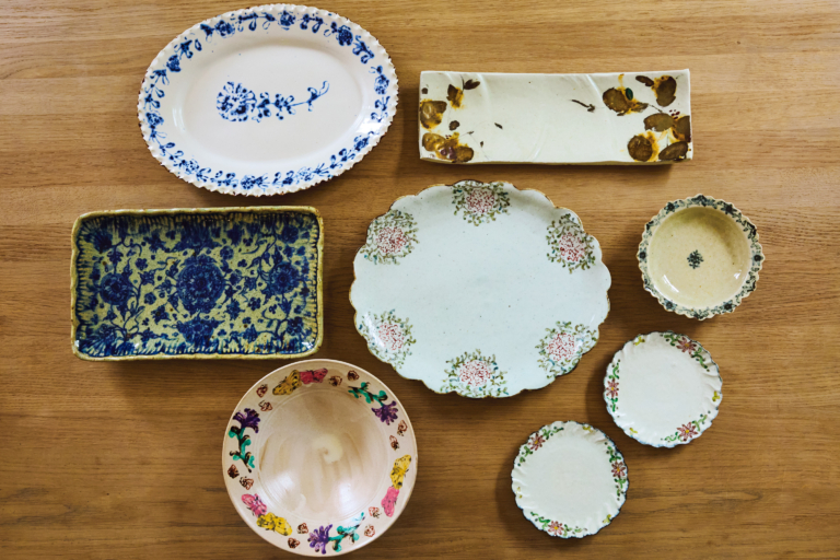 左上から時計まわりに、白地にブルーの花が映える伊藤聡信（あきのぶ