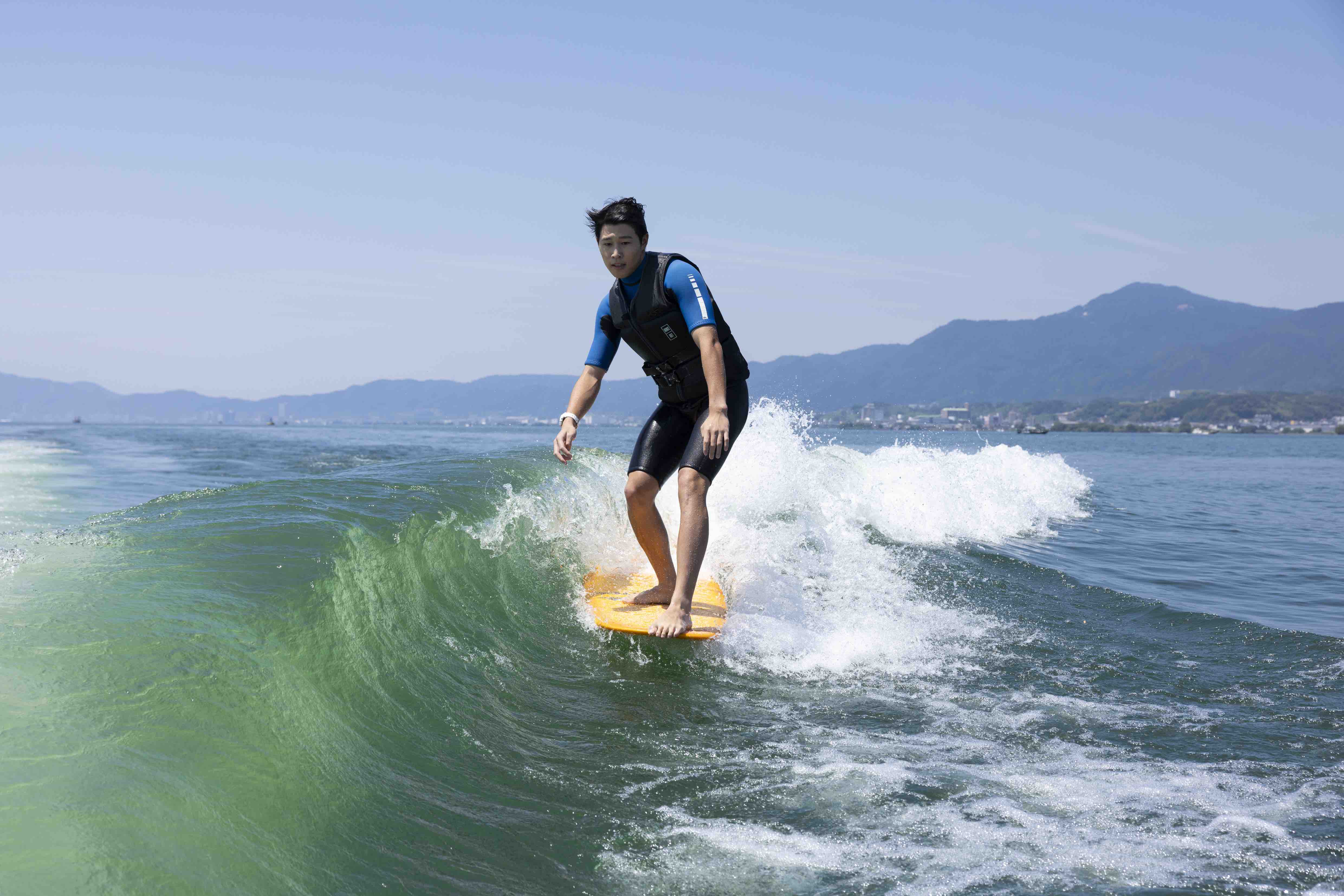 琵琶湖でブレイクする極上ウェイブ、 そこにはノーズライディングにも