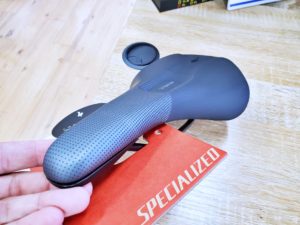 カジュアルライドにもピッタリのふかふかサドルBRIDGE COMP W/MIMIC