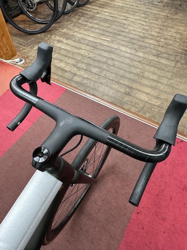 軽量ハンドル ROVAL ALPINIST SL COCKPITを取り付け！ | スポーツ